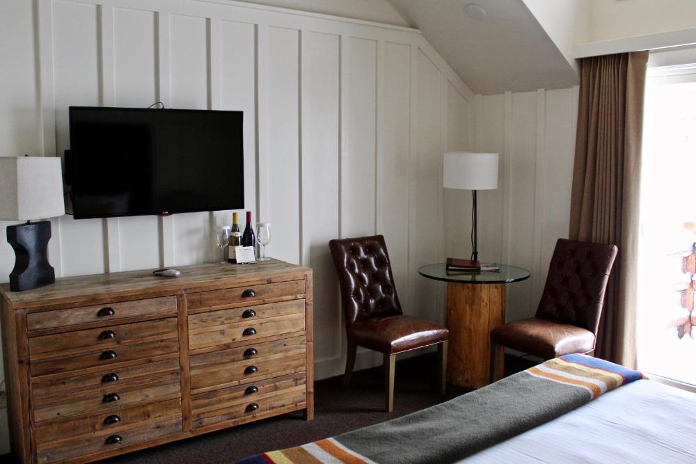 King Room with Lake View interior